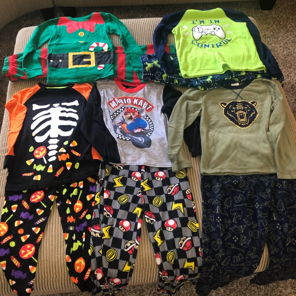 Youth small/8 Boys pajama bundle